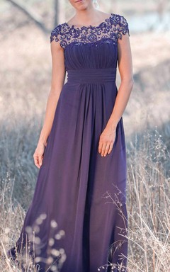 Vestido largo de gasa plisado con mangas cortas efecto ilusión y abertura en la espalda.