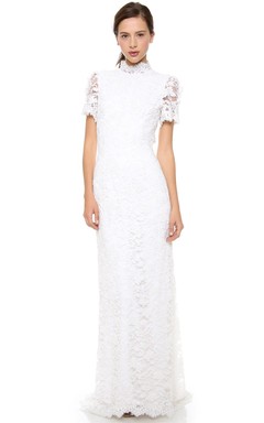 Vestido largo de encaje con escote alto y espalda con abertura.