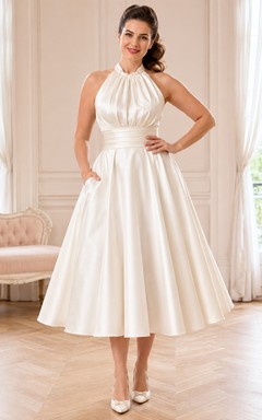 Schlichtes Vintage-Brautkleid aus den 1950er Jahren: Teelänge, Neckholder, hoher Kragen, rückenfrei, A-Linie, Satin