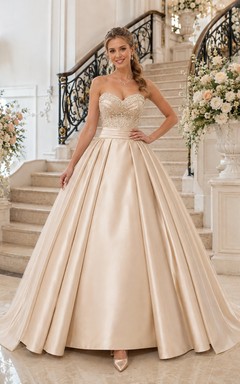 Vestido de fiesta de satén color champán, sin tirantes, con escote corazón, bordados y cola larga, estilo princesa.