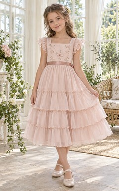 Vestido de niña de flores rosa con escote cuadrado, corte en A, tul y mangas con volantes, largo hasta la rodilla.