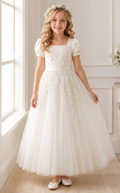 Elfenbeinfarbenes Kommunionsballkleid mit eckigem Ausschnitt, Puffärmeln und floraler Spitze