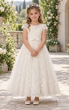 Vestido de niña de flores modesto, color marfil, con estampado floral, corte en A, mangas cortas, encaje y largo hasta los tobillos con borde festoneado.