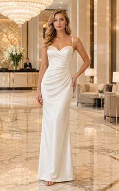 Robe de soirée fourreau en satin ivoire, bretelles spaghetti, froncée, longueur au sol