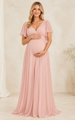Robe de maternité rose poudré en mousseline longue à col en V et manches papillon, coupe empire.
