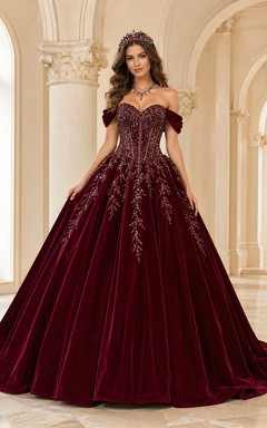 Robe de bal princesse bordeaux en velours cristal à épaules dénudées et traîne chapelle, épaules dénudées, épaules et cristaux