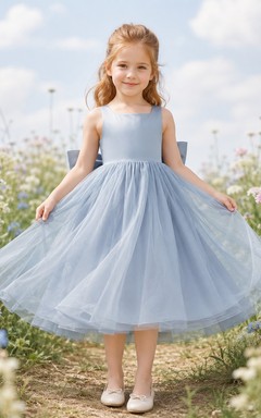 Blaues A-Linien-Kleid aus Tüllspitze für Blumenmädchen mit kurzen Ärmeln, V-Ausschnitt, wadenlangem Rock und Schleifendetail.