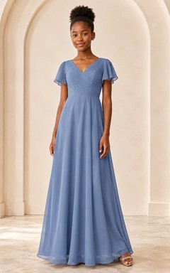 Vestido de dama de honor juvenil azul acero, corte en A, escote en V, mangas cortas tipo pétalo.