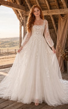 Robe de mariée champêtre en tulle et dentelle, coupe trapèze, col carré, manches longues et traîne chapelle