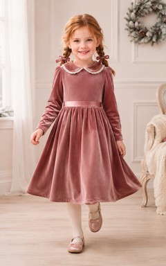Robe d'hiver vintage mi-longue, coupe trapèze, en velours rose poudré, à manches longues et col festonné, ornée de dentelle et d'une longueur thé. Robe de demoiselle d'honneur en velours rose poudré, col festonné et manches longues.