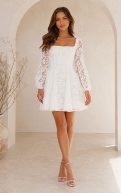 Vestido de novia romántico de encaje con escote cuadrado corto y mangas largas de efecto ilusión.