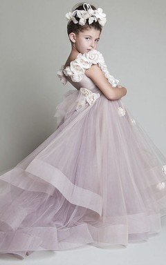 Lindo vestido de niña de las flores con fajín de volantes y flores.