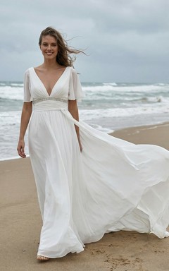 Robe de mariée en mousseline à manches courtes et col en V avec traîne