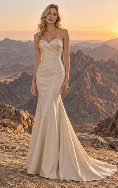 Vestido de novia sencillo estilo sirena color champán, sin tirantes, con escote corazón, corpiño drapeado de satén y cola larga.