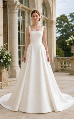 Vestido de novia de satén con escote cuadrado, corte en A, tirantes y cola larga.