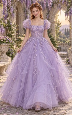 Lavendelfarbenes Ballkleid mit eckigem Ausschnitt, Puffärmeln und floralem Stufenrock