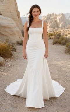 Robe de mariée sirène en satin à col carré et bretelles larges, boutonnée, style western, avec encolure carrée et boutons.