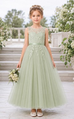 Blumenmädchenkleid aus salbeifarbenem Tüll in A-Linie mit Rundhalsausschnitt und Teelänge, verziert mit einer Schärpe