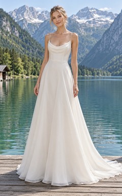 Vestido de novia sencillo de organza, corte en A, sin mangas y con cola.