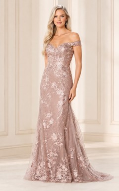 Vestido de noche formal de sirena con encaje floral y hombros descubiertos en color rosa empolvado