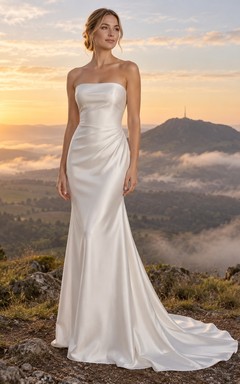Vestido de novia sencillo de satén estilo sirena, sin tirantes y con cola larga.