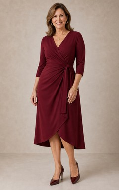 Burgunderfarbenes, wadenlanges Wickelkleid mit V-Ausschnitt