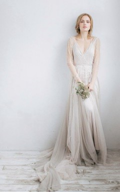 Robe de mariée en tulle illusion à manches longues et col en V ornée de perles
