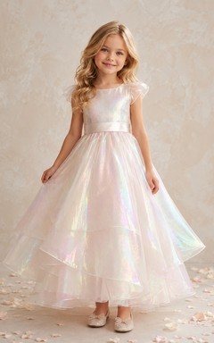 Vestido de niña de flores de organza iridiscente de corte A, estilo romántico, con mangas ilusión y escote redondo de brillo suave.