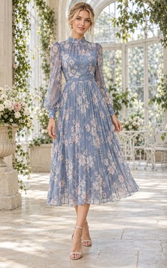 Vestido de invitada de corte A con estampado floral azul pizarra, cuello alto y mangas largas con efecto ilusión.