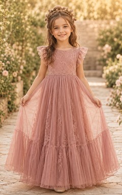 Robe de demoiselle d'honneur en dentelle rose poudré et tulle, coupe trapèze, manches courtes, col rond, jupe longue à volants
