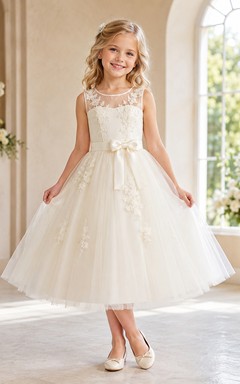 Robe romantique de demoiselle d'honneur en tulle et dentelle, coupe trapèze, col bijou, sans manches, ornée d'un nœud.