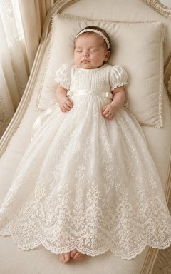 Taufkleid mit geschwungenem Spitzensaum, A-Linie, Tüll, Rundhalsausschnitt, kurze Ärmel