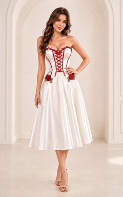 Weißes, rotes Satin-Korsettkleid mit herzförmigen Trägern, plissiertem Schnitt und A-Linien-Schnitt in Teelänge