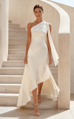 Asymmetrisches One-Shoulder-Kleid im High-Low-Stil für eine romantische Hochzeit