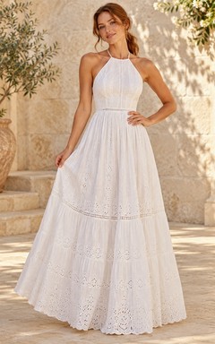 Robe longue bohème blanche dos nu en dentelle ajourée à volants et longueur cheville