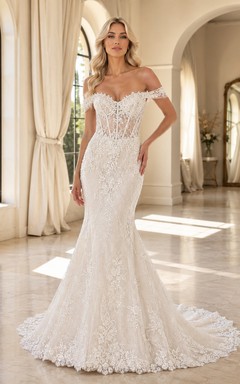 Robe de mariée sirène en dentelle fine, épaules dénudées, manches courtes, traîne chapelle, ornée d'appliqués floraux, style jardin.