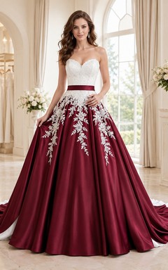 Burgunderrotes, trägerloses, besticktes Satin-Ballkleid mit Herzausschnitt und Schleppe – ein luxuriöses Brautkleid