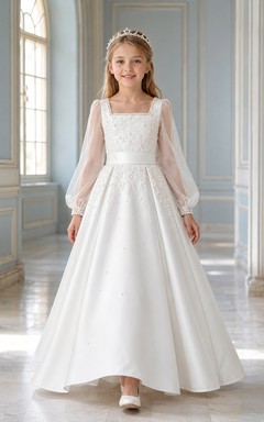 Vestido de comunión de satén perlado con cuello cuadrado y mangas abullonadas estilo obispo.