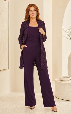 Plum Mother Jumpsuit mit langem, verziertem Jäckchen mit eckigem Ausschnitt und weitem Bein sowie einer langen, verzierten Jacke und einer Hose mit eckigem Ausschnitt.