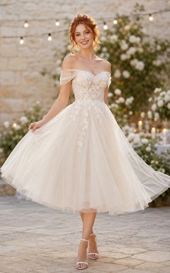 Vestido de recepción romántico de tul y encaje con hombros descubiertos, largo hasta la rodilla, para boda en jardín.