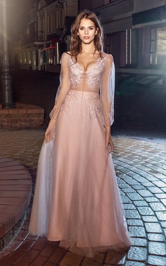 Vestido largo de tul con escote en V, mangas abullonadas y corte en A, con apliques.