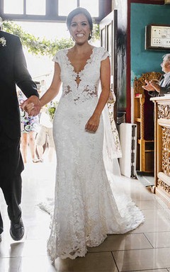 Robe de mariée sirène élégante en dentelle, dos nu en tulle illusion, manches courtes et traîne courte.
