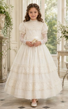 Viktorianisches Ballkleid mit Puffärmeln und Stufen aus Spitze für die Erstkommunion