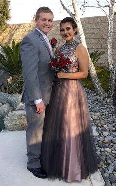 Ärmelloses, hochgeschlossenes, langes Faltenkleid aus Satin und Tüll