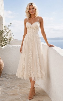 Robe de mariée bohème à bretelles spaghetti en dentelle, coupe trapèze, longueur thé, style bohème