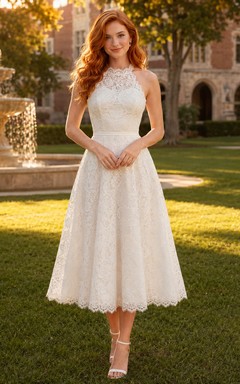 Vestido de graduación blanco de cuello alto con encaje calado y largo hasta la rodilla