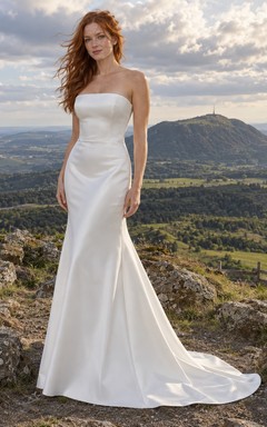 Vestido de novia sencillo de satén sin tirantes estilo sirena, largo hasta el suelo, con cola y cintura natural.