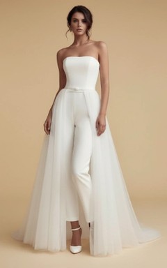 Mono de novia sin tirantes con cintura fina, talle alto y pernera ancha, con falda de tul.