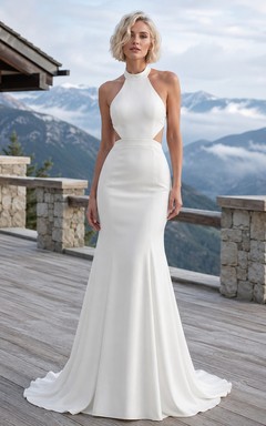 Vestido de novia sencillo de corte sirena con escote alto, espalda descubierta y cola larga, de satén, ideal para fugas románticas.