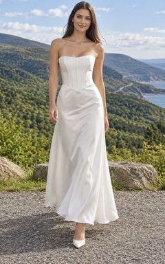 Schlichtes, trägerloses Brautkleid aus Satin mit abgesetztem Oberteil und drapiertem, knöchellangem Etuirock